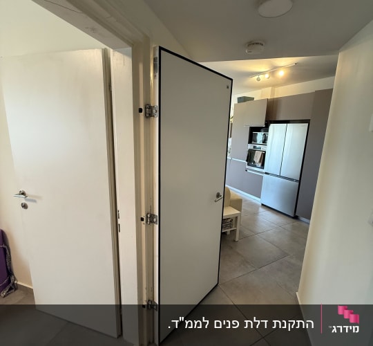דלתות פתוחות במסדרון ביתי עם רצפת אריחים אפורה